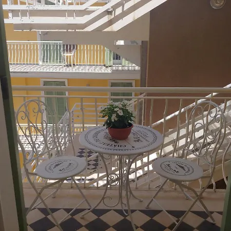 Bed & Breakfast Tiny