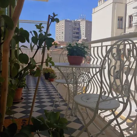 Tiny לינה וארוחת בוקר